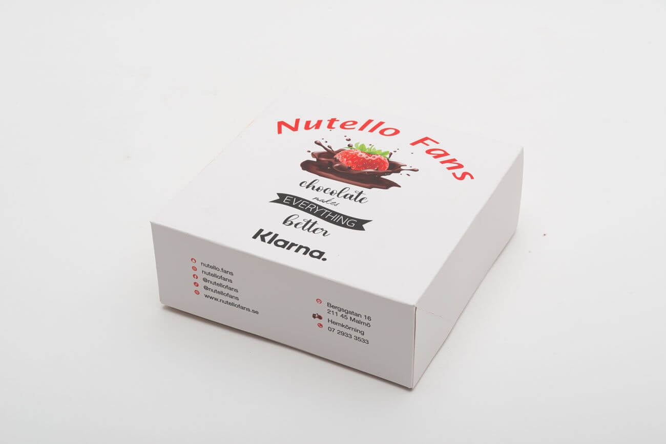 białe opakowania cukiernicze z elementami czerwieni